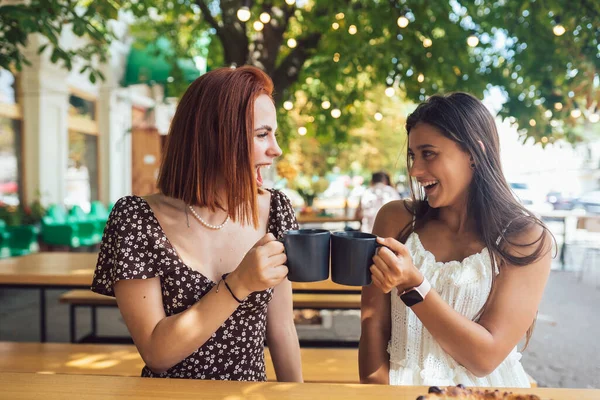 Zwei Freundinnen Trinken Kaffee Frauen Klappern Mit Tassen Kaffee Weibliches — Stockfoto