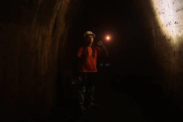 Una Joven Excavadora Con Una Linterna Explora Túnel —  Fotos de Stock