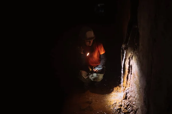Eine Junge Baggerin Mit Taschenlampe Erkundet Den Tunnel — Stockfoto