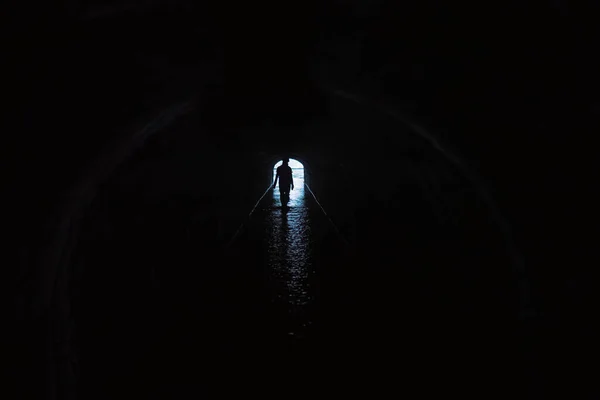 一个女人在隧道里的轮廓退出 — 图库照片