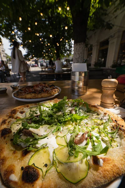 Pizza Vegetariana Pequena Uma Mesa Café Rua Visão Próxima — Fotografia de Stock