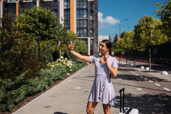 Jovem Mulher Tomando Selfies Com Telefone — Fotografia de Stock