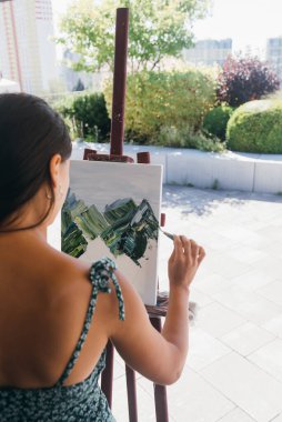 Atölyede resim yapan kadın sanatçı