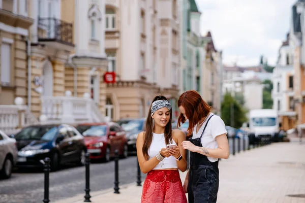 2人の若い女性が街を歩いています — ストック写真