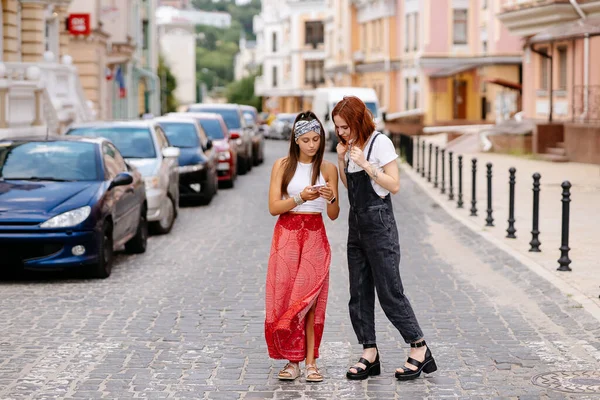Dos Mujeres Jóvenes Están Caminando Ciudad — Foto de Stock
