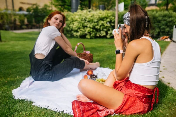 Woman Takes Photo Girlfriend Using Camera — Foto de Stock