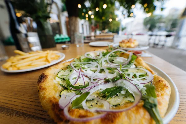 街头快餐中的素食披萨 — 图库照片