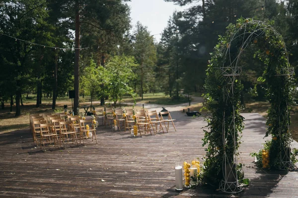 Arco Casamento Decorado Com Folhas Verdes Limões Dia Verão Notável — Fotografia de Stock