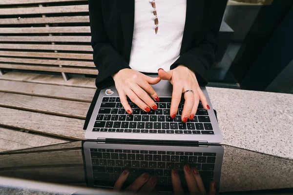 Dizüstü Bilgisayarda Yazı Yazan Kafede Çalışan Kadınların Görüntülerini Kapat — Stok fotoğraf