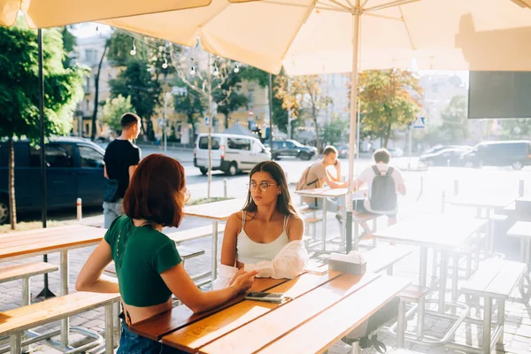 Duas Lindas Namoradas Conversando Enquanto Estavam Sentadas Bar Rua Cidade — Fotografia de Stock