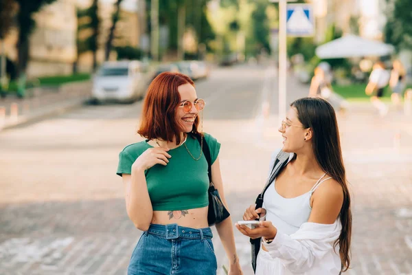 Genç Kadınlar Şehir Sokaklarında Konuşuyor Gülüyor — Stok fotoğraf