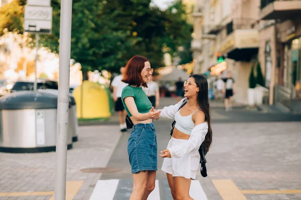 Encuentro Dos Amigos Abrazándose Calle —  Fotos de Stock