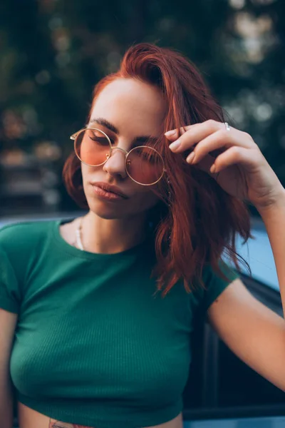 Arabanın Yanında Poz Veren Gözlüklü Genç Bir Kadın — Stok fotoğraf