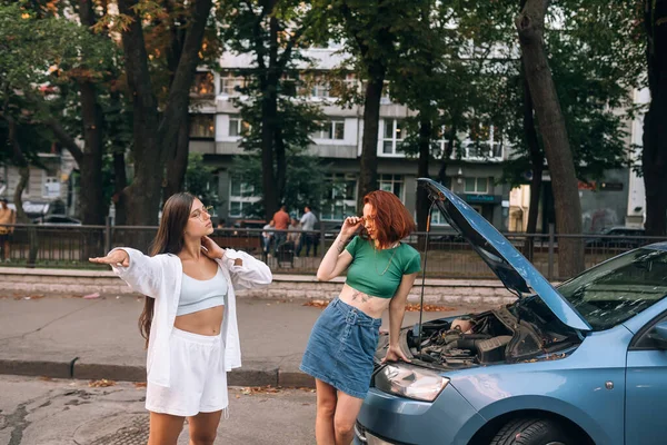 Två Kvinnor Med Trasiga Bilen Vägen Leta Efter Någon Hjälp — Stockfoto