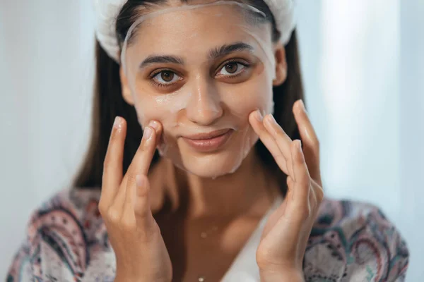 Young Model Applying Cosmetic Cream Treatment Her Face — Stock Photo, Image