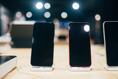 Akıllı telefonlar mağazadaki rıhtımda.