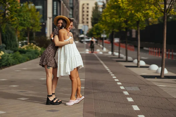 Encontro Dois Amigos Abraçando Rua — Fotografia de Stock
