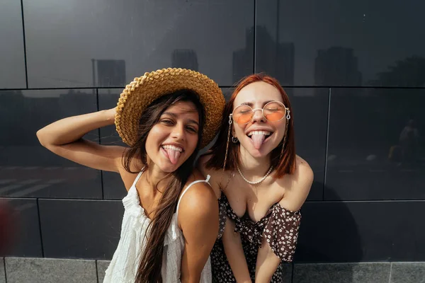 Две Привлекательные Девушки Валяют Дурака Свежем Воздухе Летняя Игривая Концепция — стоковое фото
