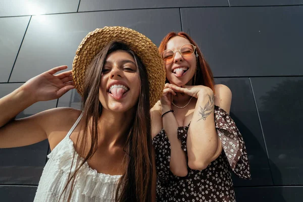 Dvě Atraktivní Mladé Ženy Poflakují Čerstvém Vzduchu Letní Hravý Koncept — Stock fotografie