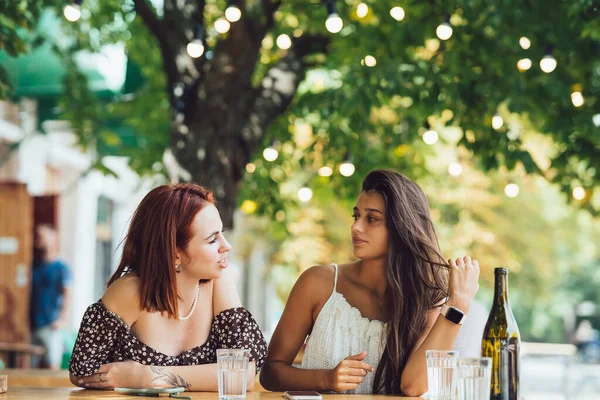 Dos Mujeres Jóvenes Hermosas Novias Hablando Café Aire Libre Chismorreando —  Fotos de Stock