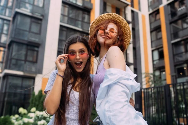 Két Kedves Lány Barátok Ölelés Szórakozás — Stock Fotó