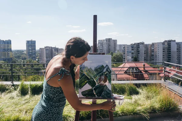 Genç Güzel Bir Sanatçı Şehrin Arka Planına Karşı Bir Resim — Stok fotoğraf
