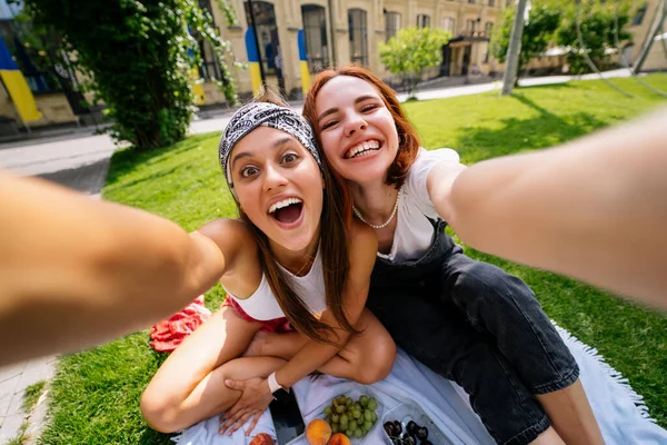 Dospělé Mladé Ženy Selfie Krásné Ženy Fotí Nádherným Výhledem Parku — Stock fotografie
