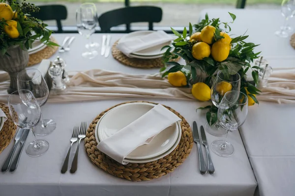 Праздничный Стол Свадьбе Украшают Лимонные Композиции Столе Тарелки Салфетками Стаканами — стоковое фото