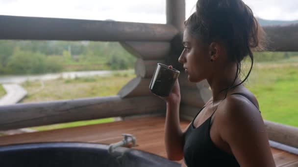 Mulher Sentada Beira Uma Cuba Gosta Chá Desfrutando Spa Termal — Vídeo de Stock