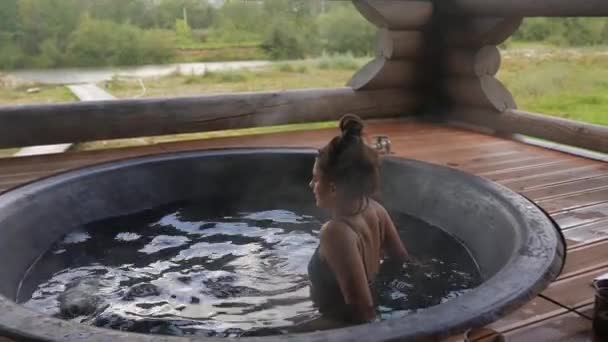 Mulher Relaxante Banho Quente Livre Desfrutando Spa Termal Nas Montanhas — Vídeo de Stock