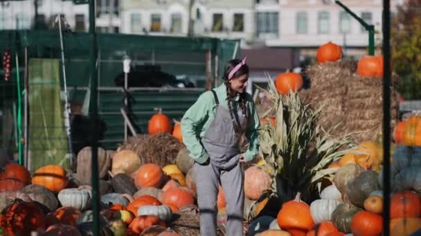 Happy Farmer Woman Denim Jumpsuit Chooses Ripe Pumpkin Autumn Harvest — Stock Video