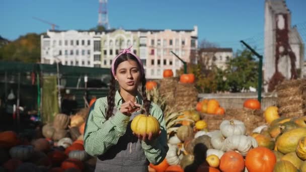 Boldog Női Farmer Kezében Egy Érett Tök Háttérben Őszi Betakarítás — Stock videók