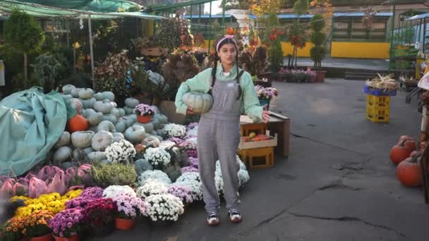 一位女农民在市场上登广告宣传秋天的收获 农业的概念 — 图库视频影像
