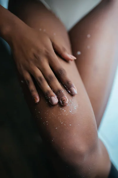 若いです豪華なアフリカ系アメリカ人の女の子を適用スクラブ上の足座っ後シャワーでバスルーム — ストック写真