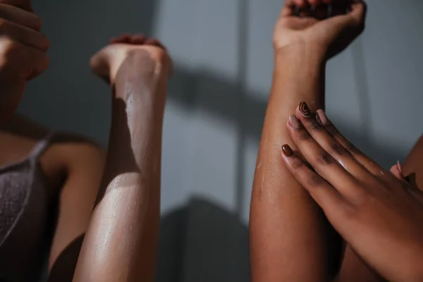 Deux Femmes Appliquent Crème Sur Leurs Mains Vue Rapprochée — Photo