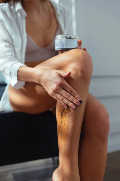 Mulher Aplicando Esfoliação Natural Seu Corpo Casa — Fotografia de Stock