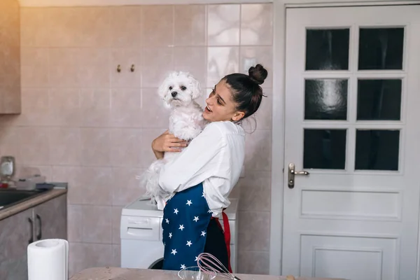 Usmívající Mladá Žena Kuchyni Drží Roztomilý Bílý Maltský Pes — Stock fotografie