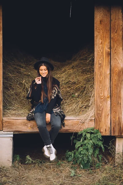 Young Brunette Woman Poses While Sitting Entrance Barn Rural Style — Stock Photo, Image