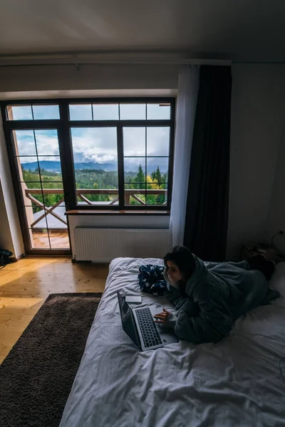 Γυναίκα Που Εργάζεται Φορητό Υπολογιστή Ενώ Βρίσκεται Στο Κρεβάτι — Φωτογραφία Αρχείου