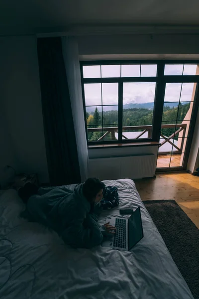 Γυναίκα Που Εργάζεται Φορητό Υπολογιστή Ενώ Βρίσκεται Στο Κρεβάτι — Φωτογραφία Αρχείου