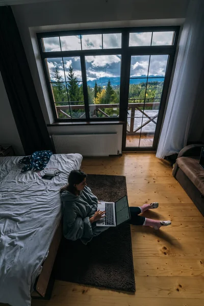 Πολυάσχολη Νεαρή Γυναίκα Φορητό Υπολογιστή Κάθεται Στο Πάτωμα Διπλό Κρεβάτι — Φωτογραφία Αρχείου