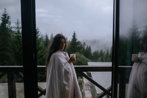 Bir Kır Evinin Balkonunda Çay Içen Genç Bir Kadın — Stok fotoğraf