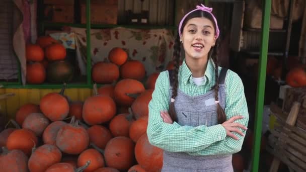 Een Vrouwelijke Boer Adverteert Herfstoogst Markt Het Begrip Landbouw — Stockvideo