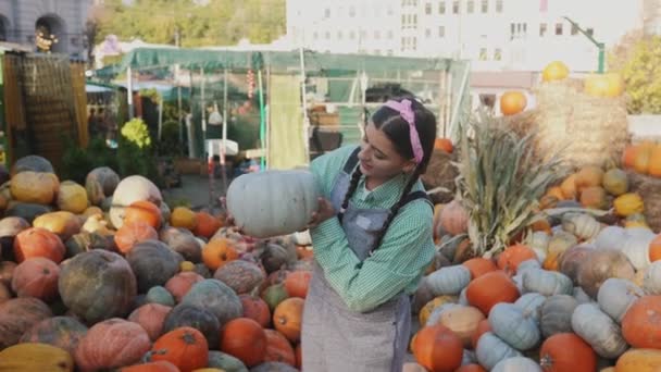 Happy Farmer Woman Denim Jumpsuit Chooses Ripe Pumpkin Autumn Harvest — Stock Video