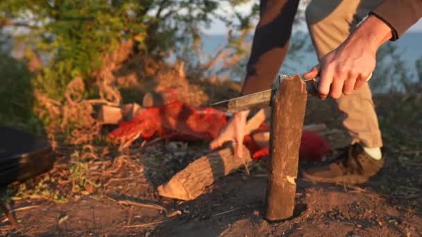 Homme Côtelettes Bois Avec Grand Couteau Feu Joie Par Une — Video