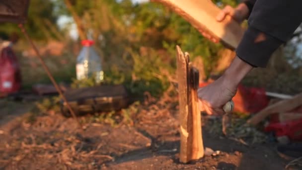 Homme Côtelettes Bois Avec Grand Couteau Feu Joie Par Une — Video