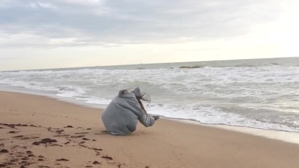 Bir Kadın Sahilden Gelen Fırtınalı Denizleri Cep Telefonuyla Çekiyor Çekiyor — Stok video