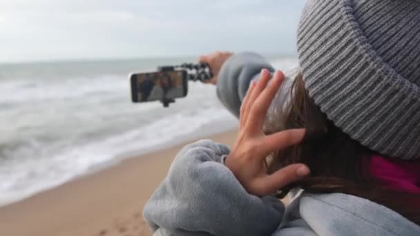 Bir Kadın Sahilden Gelen Fırtınalı Denizleri Cep Telefonuyla Çekiyor Çekiyor — Stok video