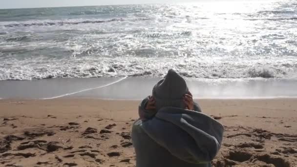 Bella Donna Abiti Caldi Seduta Sulla Fredda Spiaggia Autunnale — Video Stock
