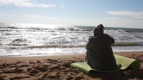 Mulher Bonita Roupas Quentes Sentado Praia Fria Outono — Vídeo de Stock